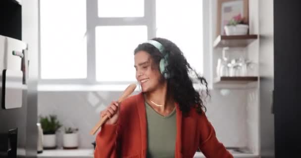 Karaoke Meisje Zingen Keuken Met Hoofdtelefoon Het Luisteren Naar Rockmuziek — Stockvideo