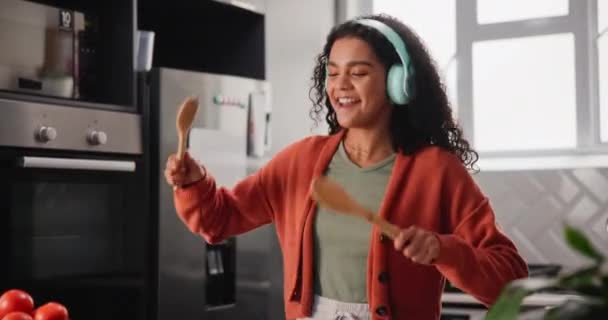 Davullar Enerji Kız Mutfakta Kulaklıklarla Rock Müzik Ses Mutlulukla Eğleniyorlar — Stok video