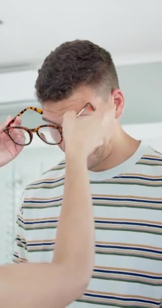 Hombre Gafas Óptico Tienda Para Elegir Ayudar Servicio Cliente Con — Vídeos de Stock