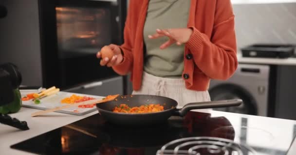 Handen Persoon Koken Live Streamen Voor Voedsel Vlog Influencer Ontbijt — Stockvideo