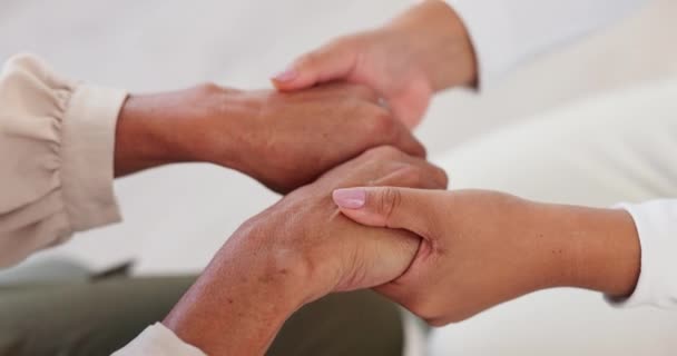 Dokter Orang Dewasa Dan Berpegangan Tangan Untuk Dukungan Perawatan Lansia — Stok Video