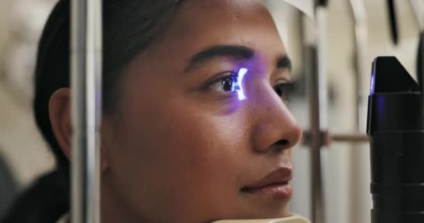 Pacjent Oko Lub Światło Optometrii Badaniu Lub Służbie Medycznej Opiece — Wideo stockowe
