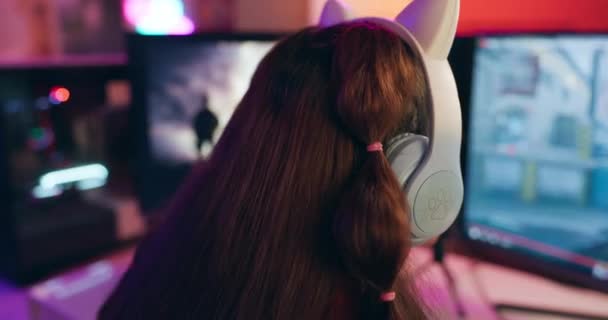 オンラインコンペで女性 ゲーム ヘッドフォン 家庭のEスポーツのコンピュータ画面でストリーミング インターネット コンテンツクリエイター ゲームサブスクリプション付きベッドルームの女性とゲンツストリーマー — ストック動画