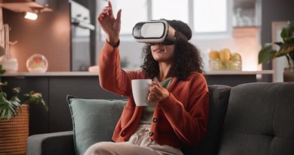 笑和Vr技术在家里游戏 数字转化和多样化 拥有高科技 未来和用户体验的快乐的虚拟现实 — 图库视频影像
