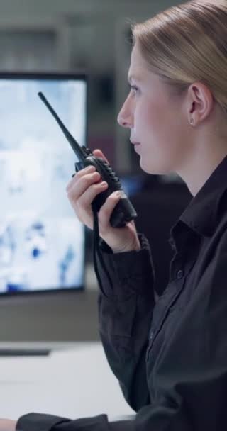 Beveiliging Vrouw Radio Controlekamer Voor Communicatie Contact Verslag Nachtwacht Voor — Stockvideo