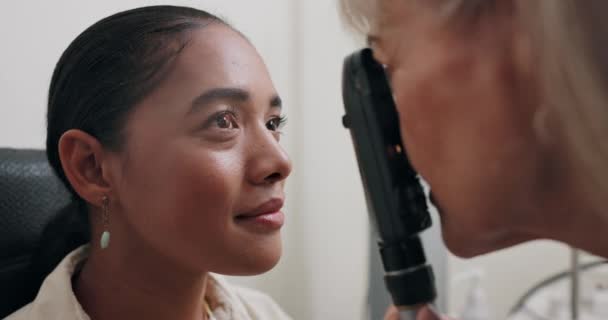 視力検査 健康診断 レチノスコープ検査 コンサルテーションとサポートによる評価 医療結果のためのスペシャリスト オプトメトリスト — ストック動画