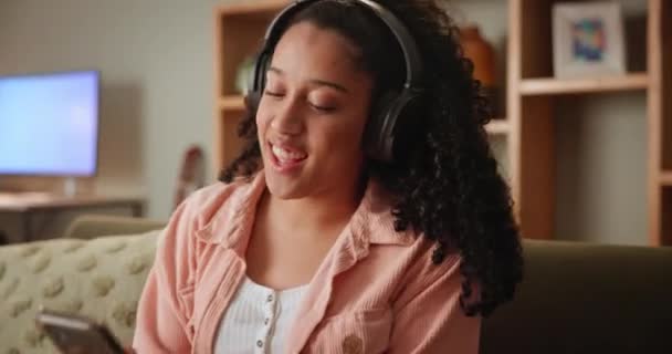 Κορίτσι Καναπές Και Χορός Smartphone Ακουστικά Για Μουσική Playlist Και — Αρχείο Βίντεο