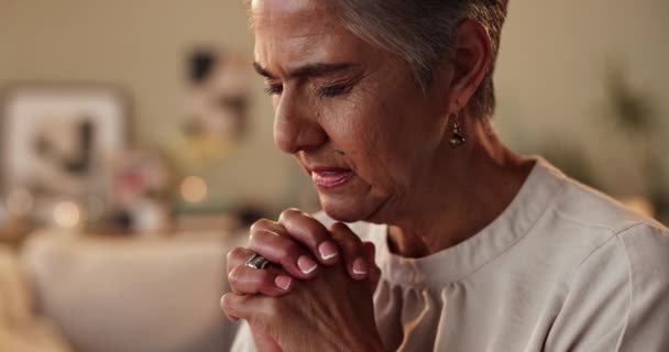 Frau Hände Und Religiöses Gebet Für Christliche Hoffnung Hause Für — Stockvideo
