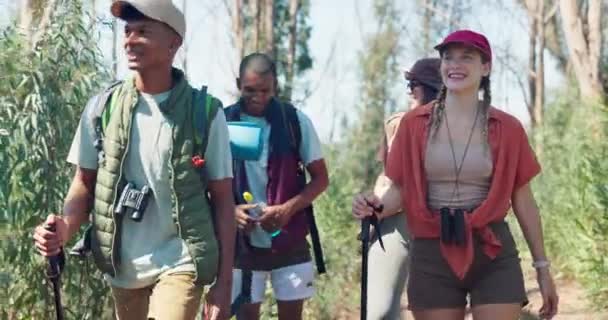 ハッピー ハイキング そして自然の中で歩く友人たちは 森でのトレッキングを探索します キャンプのための休日 休暇および週末の森のフィットネス バックパッキングおよび男性および女性 — ストック動画