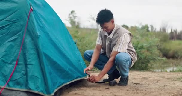 Hombre Camping Camping Con Tienda Aire Libre Naturaleza Supervivencia Aventura — Vídeos de Stock