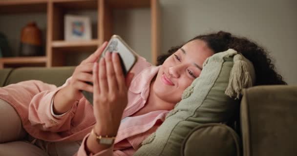 Žena Doma Šťastná Smartphonu Ložnici Textovými Zprávami Nebo Příspěvky Sociálních — Stock video