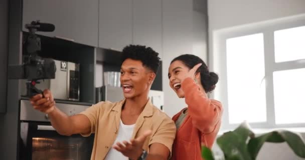 Glückliches Paar Influencer Und Streaming Der Küche Kamera Mit Willkommen — Stockvideo
