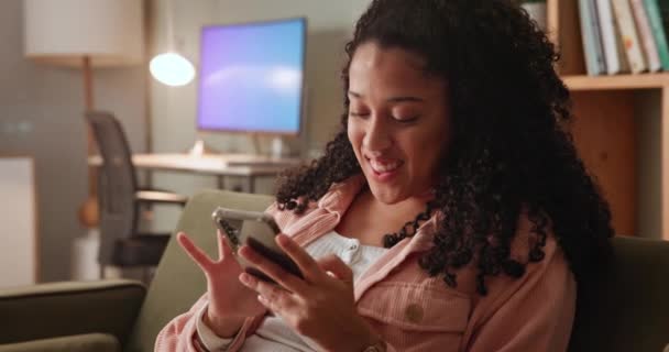 Lounge Bate Papo Menina Com Telefone Para Namoro Aplicativo Casa — Vídeo de Stock