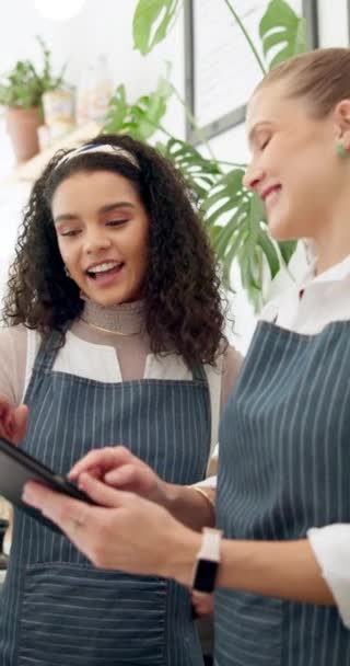 Tablet Team Und Frauen Restaurant Für Schulungen Hilfe Und Online — Stockvideo