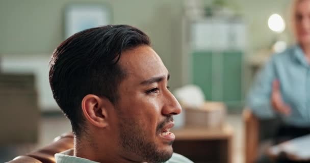Hombre Triste Llorando Hablando Con Terapeuta Para Estrés Ansiedad Depresión — Vídeos de Stock