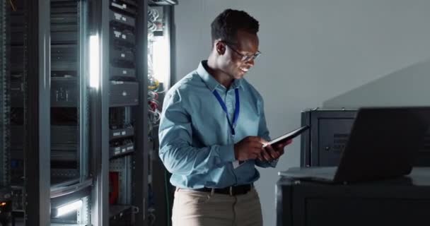 Hombre Negro Feliz Ingeniero Tecnología Sala Servidores Para Seguridad Cibernética — Vídeo de stock
