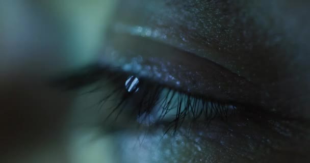 Man Ogen Close Met Discolampen Voor Depressie Geluidstherapie Psychedelische Behandeling — Stockvideo