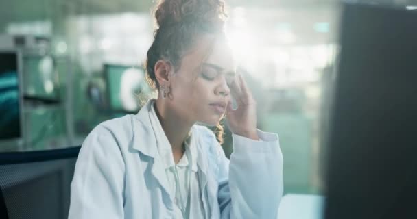 Věda Laboratoř Žena Bolestí Hlavy Stresem Vyhoření Termínem Přepracované Vědec — Stock video