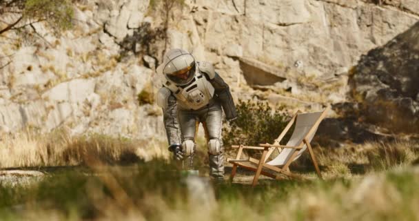 Astronauta Rilassarsi Bere Terra Esplorare Natura Montagna Scoperta Del Pianeta — Video Stock