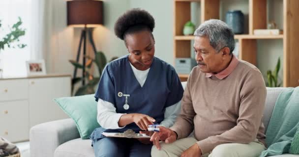 Idősek Férfiak Gondozók Vérnyomásmérővel Magas Vérnyomás Diagnózissal Orvosi Vizsgálattal Szív — Stock videók