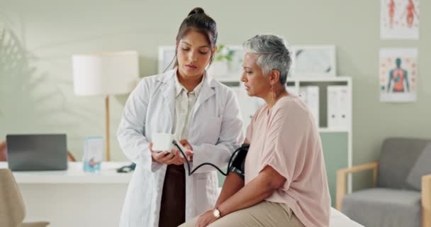 Mulheres Consulta Médico Com Paciente Exame Exame Sangue Com Nomeação — Vídeo de Stock