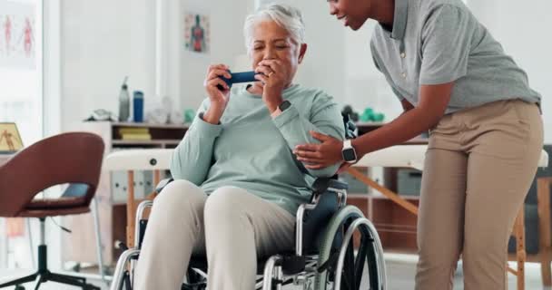 Peso Fisioterapia Idosa Cadeira Rodas Consulta Para Recuperação Lesão Cuidados — Vídeo de Stock