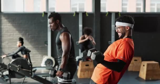 Fitness Hanteln Und Menschen Fitnessstudio Mit Muskeltraining Verantwortlichkeit Und Müde — Stockvideo