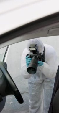 Araba soruşturması, kaza ya da resimlerdeki şahıs, adli tıp ve fotoğrafçı ya da olay yeri kanıtı. İnceleme, eldiven ya da DNA için nakliye aracında koruyucu giysi, kamera ve gözlem.
