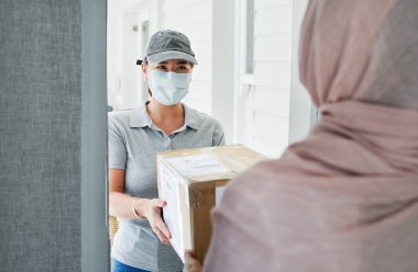 Kadın, malzeme zinciri, dağıtım ya da covid için ev ya da hijyen güvenliği yoluyla maske ve paket teslimi. Müşteri, lojistik veya çevrimiçi alışveriş için kişi, tesettür ve kutu veya sağlık uyumluluğu.