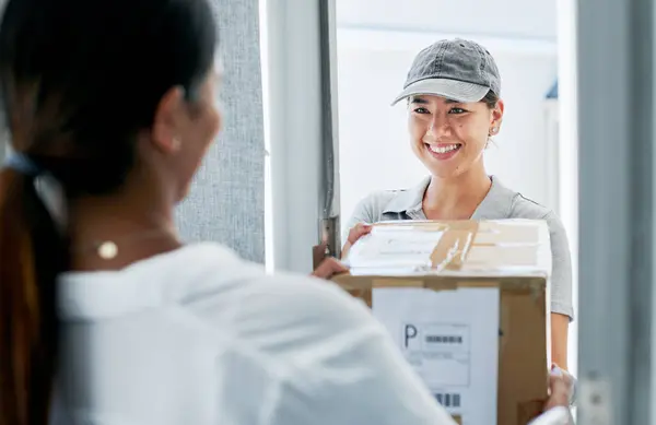 Woman Delivery Logistics Order Home Customer Package Supply Chain Distribution — Stock Photo, Image