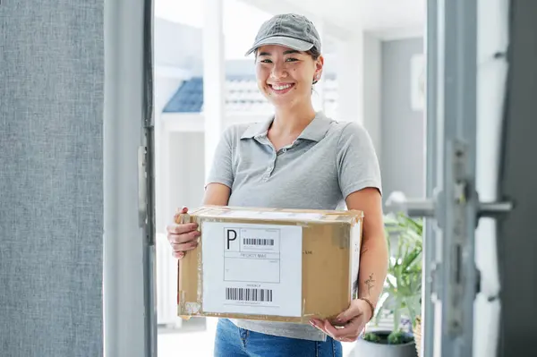 Woman Portrait Delivery Package Home Front Online Shopping Box Export — Stock Photo, Image