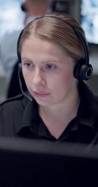 Ochroniarz Kobieta Zestaw Słuchawkowy Komunikacji Sterowni Słuchaniem Czytaniem Myśleniem Osoba — Wideo stockowe