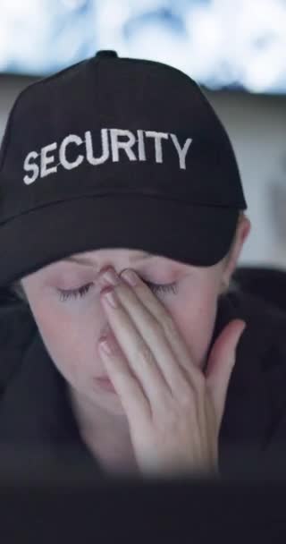 Ochroniarz Kobieta Zmęczony Sterowni Przez Komputer Nadzoru Wyczerpany Lub Wypalony — Wideo stockowe