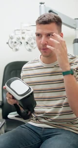 Homme Lunettes Examen Oculaire Clinique Ophtalmologie Avec Évaluation Pour Dépistage — Video