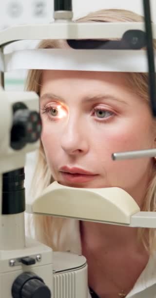 Kvinna Ögontest Och Laser Oftalmologi Eller Scanning Optometri För Myopi — Stockvideo