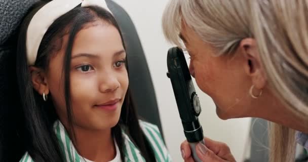 眼科医 視力検査 眼科検査のための検査 診断および光学サポートを用いる評価 試験および医学処方のための少女 医師および技術 — ストック動画