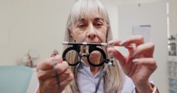 Mujer Madura Optometrista Montura Para Lente Ocular Equipo Para Examen — Vídeos de Stock