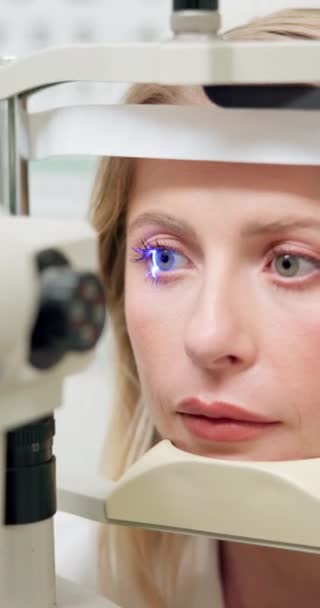Γυναικεία Οφθαλμολογική Εξέταση Και Οφθαλμολογία Laser Οφθαλμολογία Σάρωσης Για Μυωπία — Αρχείο Βίντεο