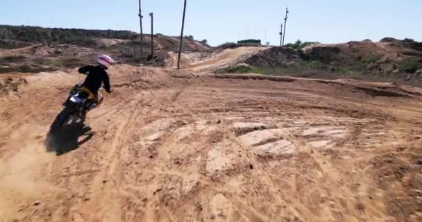 Motociclista Motocicleta Encender Camino Tierra Velocidad Motocross Equilibrio Como Desafío — Vídeos de Stock