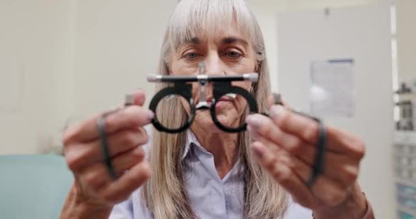 Gafas Prueba Ocular Mujer Pov Consultorio Optometría Práctica Médica Para — Vídeo de stock