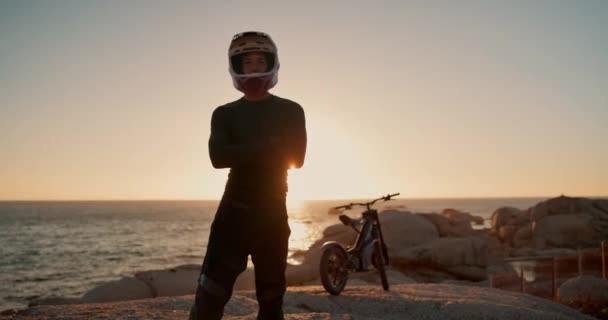 Motorkář Muž Sebevědomý Moři Pro Západ Slunce Zkříženýma Rukama Hrdost — Stock video