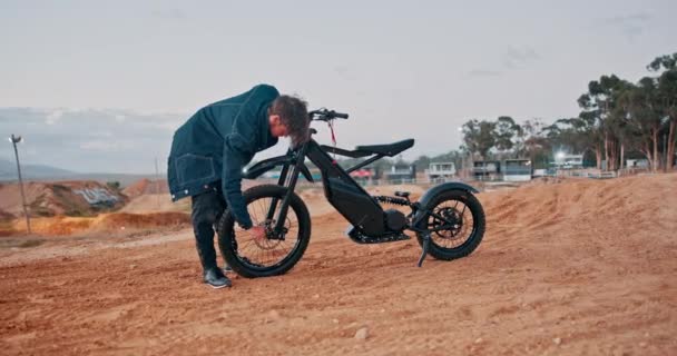 Javítás Lánc Kerék Motorkerékpár Ember Sivatagban Vagy Road Szerelő Biztonság — Stock videók