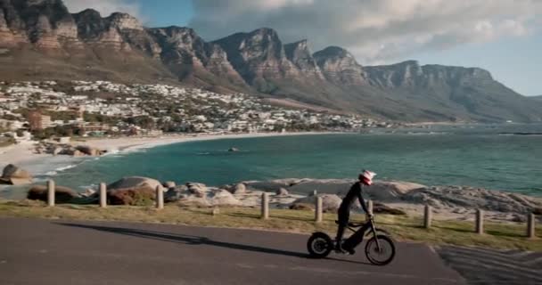 Persona Carretera Paseo Con Bicicleta Eléctrica Por Costa Del Océano — Vídeos de Stock