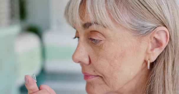 Lensa Kontak Penglihatan Dan Wanita Senior Dengan Perawatan Mata Kesehatan — Stok Video