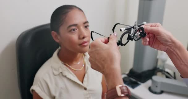 Οφθαλμολογική Εξέταση Χέρια Και Γυναίκα Δοκιμαστικό Φακό Για Εξέταση Υγεία — Αρχείο Βίντεο