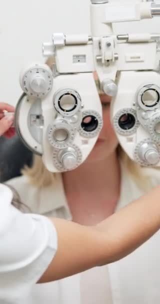 Optometria Exame Ocular Mulher Com Máquina Clínica Para Óculos Lente — Vídeo de Stock