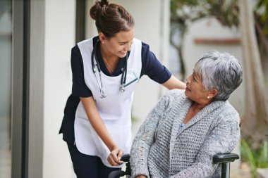 Huzurevindeki yaşlı kadın ve tekerlekli sandalye yakın plan için bakıcı, klinikte yardım için. Engelli emekliler ve sağlık görevlileri ya da dışarıda konuşmak ya da sağlık sigortası planı yapmak için hemşire ile sohbet etmek.