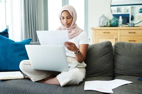 Laptop Dokument Und Muslimische Frau Hause Für Steuern Fernarbeit Oder — Stockfoto