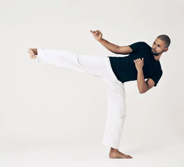 Kampsport Karate Mann Med Trening Fitness Velvære Hvit Studiobakgrunn Sunn – stockfoto