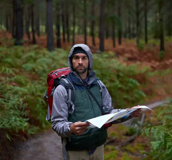 Buscar Mapa Hombre Bosque Con Dirección Acampar Bosques Pensando Navegación —  Fotos de Stock